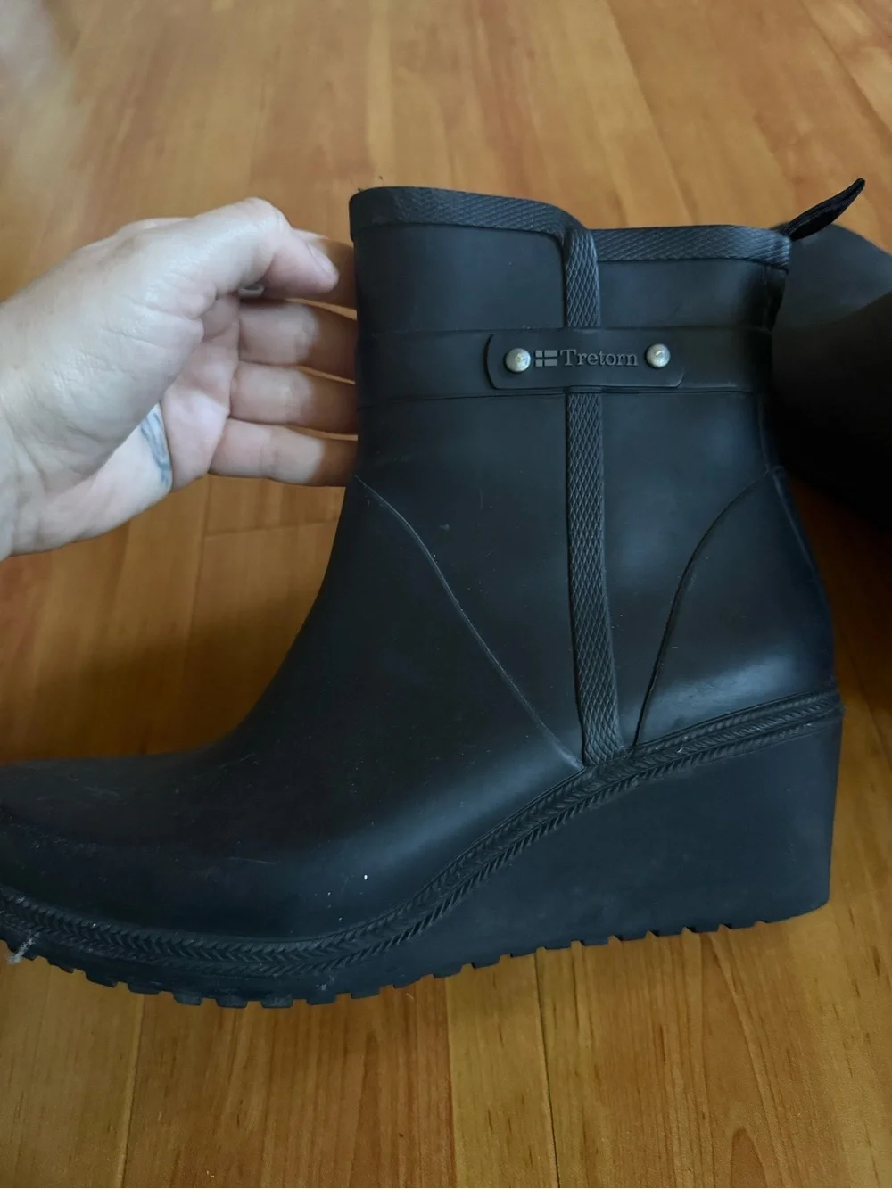 Tretorn sleek black